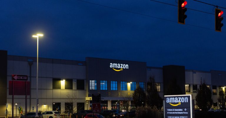 01Biz-Amazon-earnings-czjm-facebookJumbo.jpg